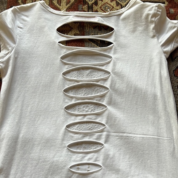 White t-shirt with gold skull with a cut out back - Picture 4 of 4